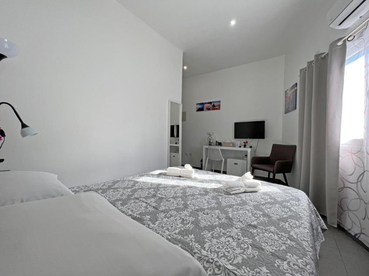 Apollo Rooms By Albert'S Apartment Larnaca Bagian luar foto