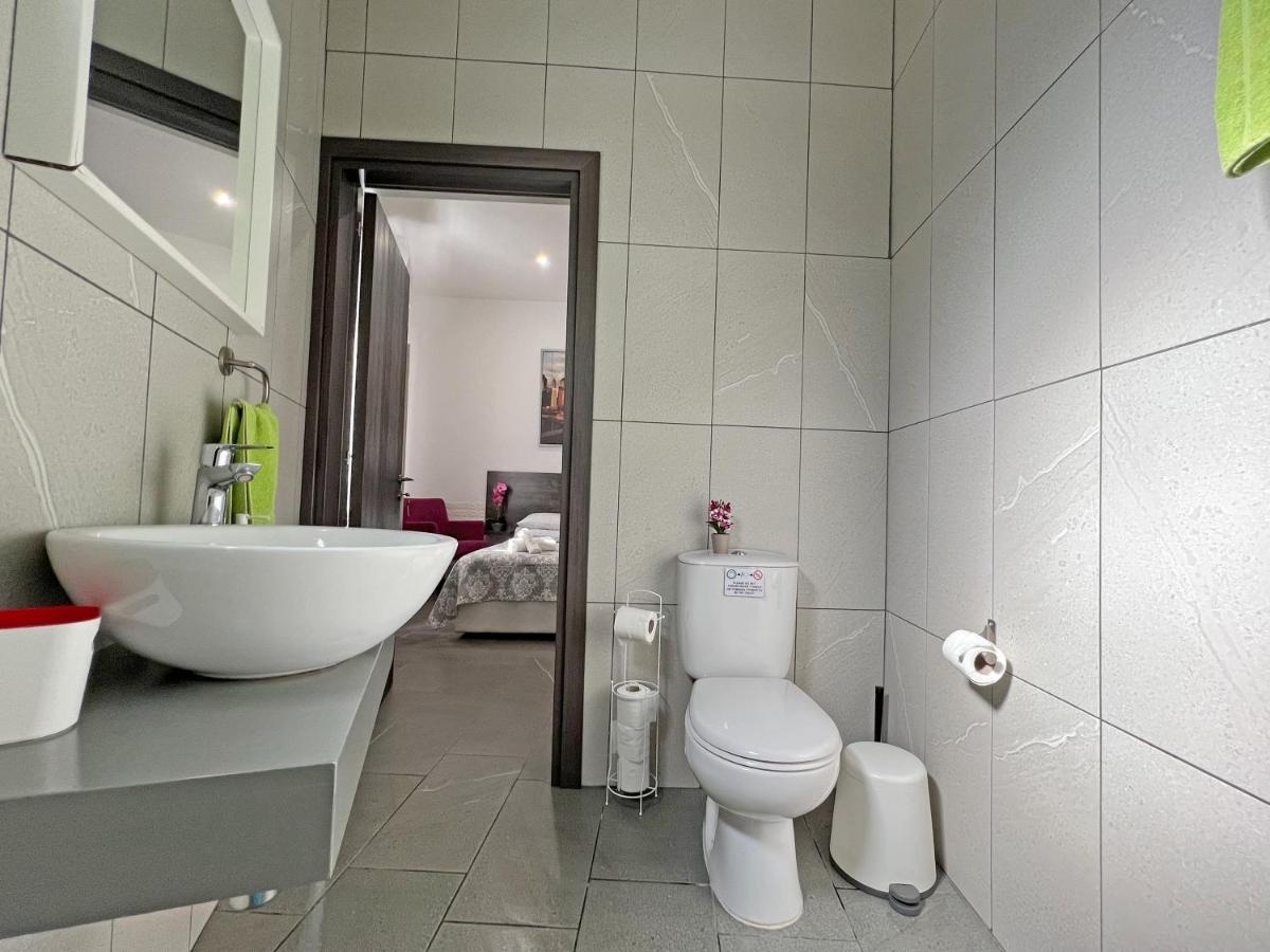 Apollo Rooms By Albert'S Apartment Larnaca Bagian luar foto